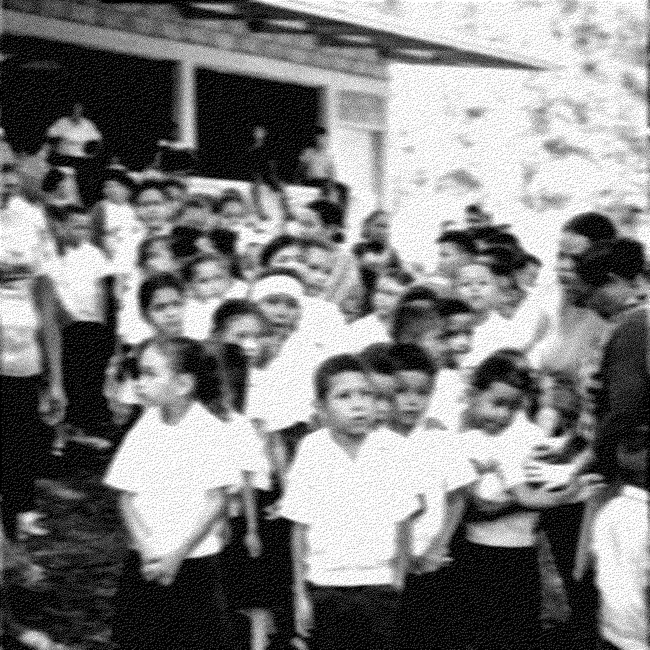 Bambini in fila durante una distribuzione di kit scolastici del Nissi Project