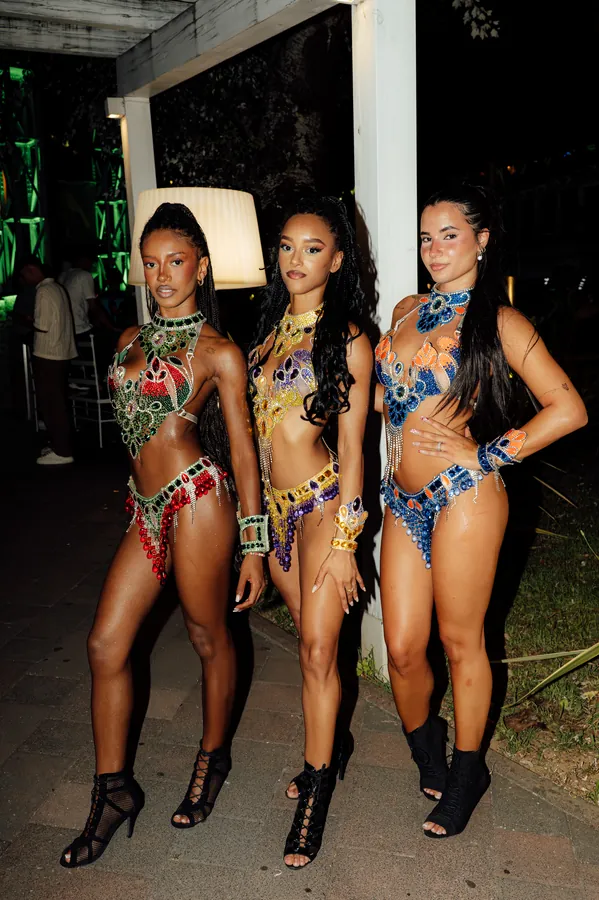 Tre performer Bold Events in costumi gioiellati durante un evento privato