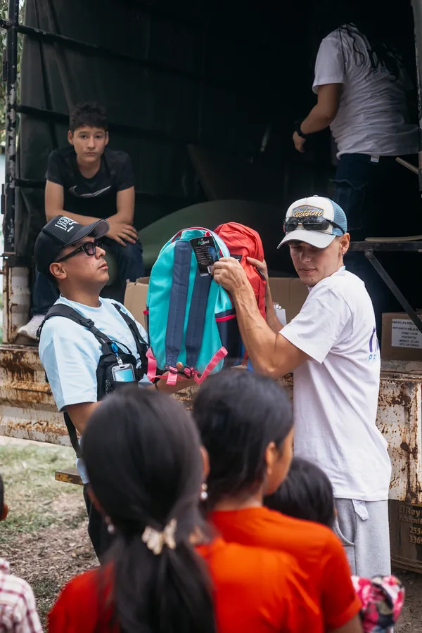 Distribuzione degli zaini scolastici ai bambini della comunità Tolupan, Honduras