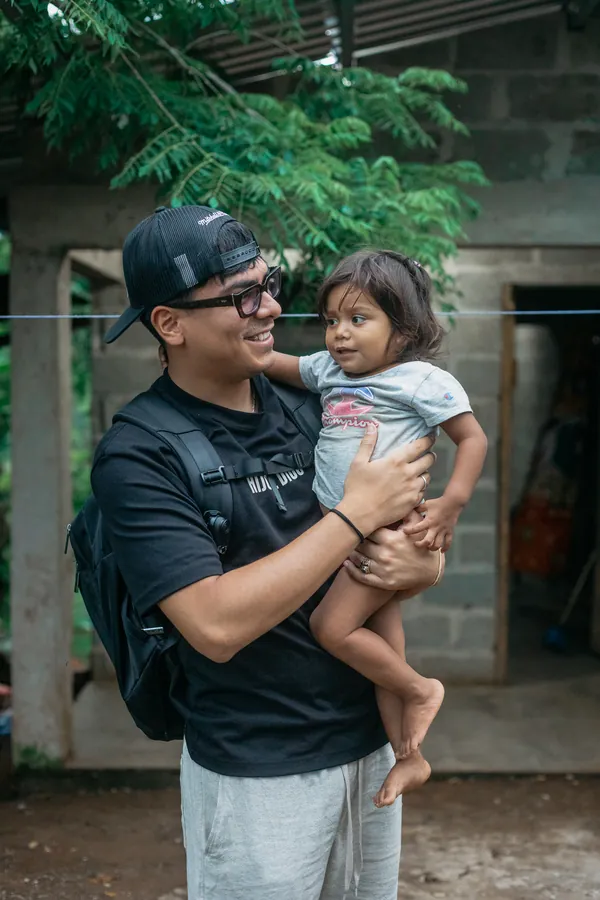 Juan Manuel Reyes Leiva con una bambina durante un'attività di Nissi Project in Honduras